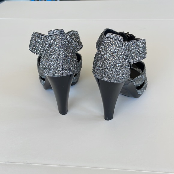 NWT Michael Kors Berkley T Strap Silver 6 M - Picture 9 of 16